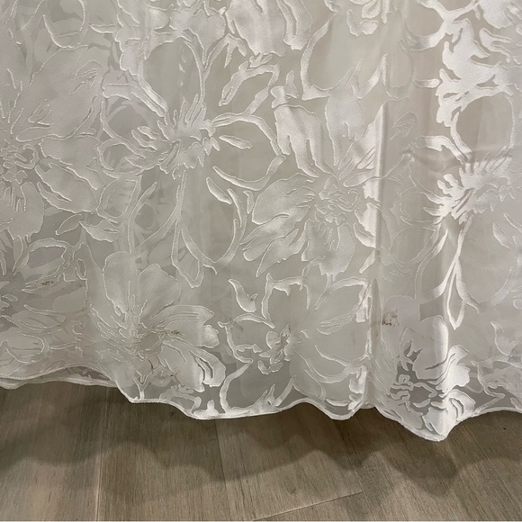 Beautiful ivory wedding gown - Picture 8 of 11